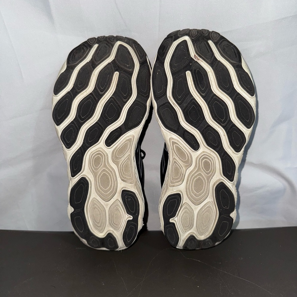 New Balance Fresh Foam 880 Women’s Sneakers in Black & White - Picture 9 of 10